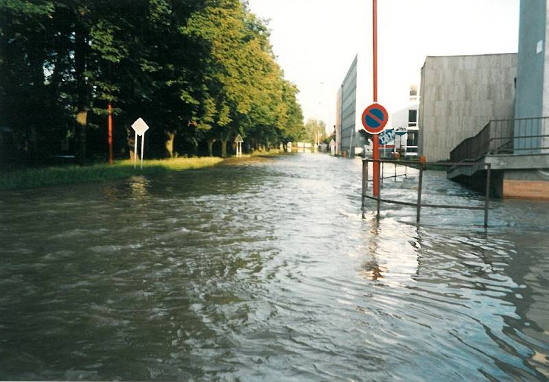 Povodeň v červenci 1997 v Uherském Hradišti. Ulice Jiřího z Poděbrad.