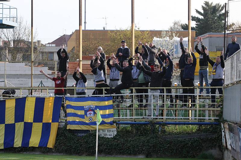 Fotbalisté Starého Města (žluté dresy) prohrály v semifinále Poháru Zlínského KFS s Morkovicemi 3:5.