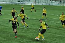 Fotbalisté divizního Strání (černé dresy) v úvodním přípravném zápase podlehli domácí Myjavě 1:3. Foto: FC Strání
