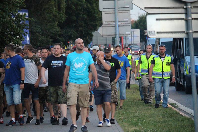 Hosty ze Zlína, Bratislavy i Brna, kteří se přijeli do Uherského Hradiště podívat na zápas o Československý pohár mezi FK Fastav Zlín a ŠK Slovan Bratislava, musela po městě doprovázet policie.