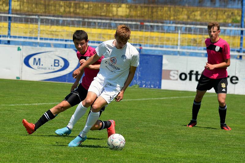 Mladší dorostenci Slovácka (bílé dresy) přehráli Znojmo 6:1.