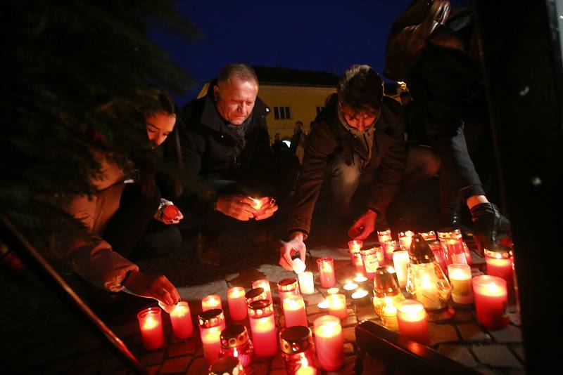 Pietní akt k uctění památky Jana Palacha na Mariánském náměstí v Uherském Hradišti.