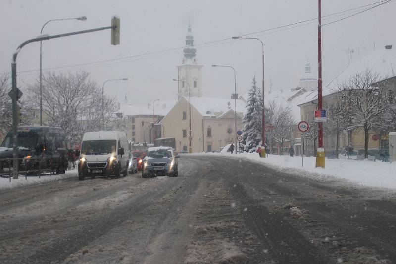 Slovácko v pondělí 28. ledna ráno zasáhla vydatná sněhová nadílka. Po celé ráno komplikovala především dopravu.