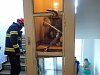 Výtah v Uherském Brodě zablokovala koloběžka. Ženu s dítětem vysvobodili hasiči