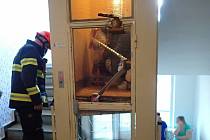 Výtah v Uherském Brodě zablokovala koloběžka mezi podlahou kabiny a dveřmi šachty. Uvnitř uvízla žena s dítětem.