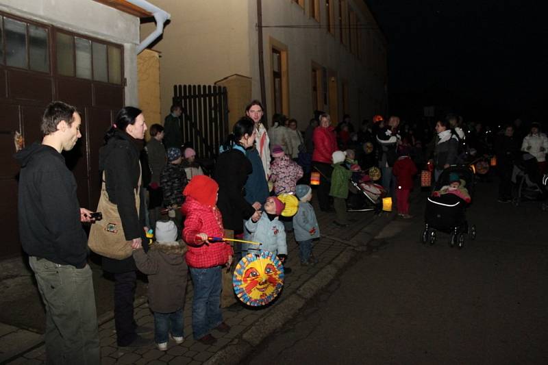 Účastníci lampionového průvodu si dali dostaveníčko u školičky.