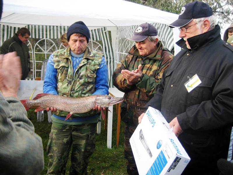 Miroslav Horák z O. Lhoty se svým úlovkem - štikou 83 cm získal 1. místo.