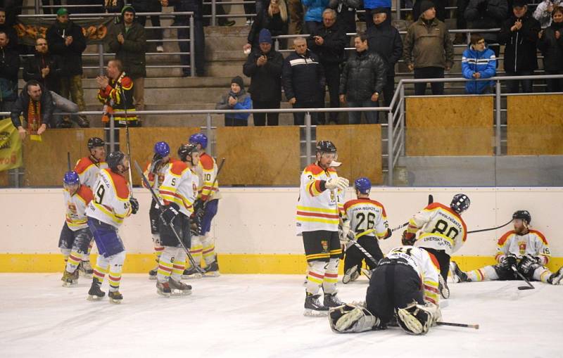 Semifinále playoff krajské hokejové ligy Uherský Ostroh – Velká Bíteš (v tmavém) 3:2.