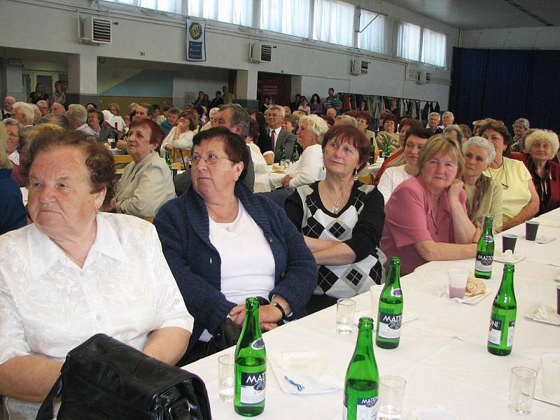 S nevšedním zájmem sledovaly ženy-matky kulturní vystoupení mladé generace.