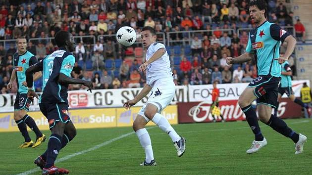 Ilija Nestorovski (uprostřed) si přehazuje a Bassirou Dembeleho. Do balónu ale naběhne Jiří Koubský (vpravo) a rozhodčí Adam nařídí penaltu.