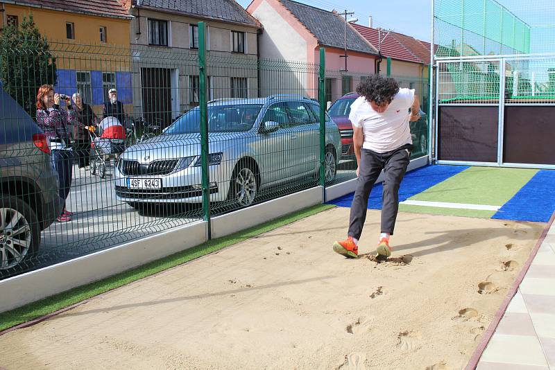 Sportovní delegace olympijských medailistů v doprovodu starosty Lumíra Kreisla a ředitele školy Břetislava Lečbocha vešli do školní brány v Horním Němčí, aby společným přestřižením pásky otevřeli nový areál hřiště a dvora.