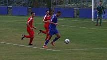 Fotbalisté Kunovic (modré dresy) ve 3. kole krajské I. A třídy skupiny B podlehli Újezdci 1:4.