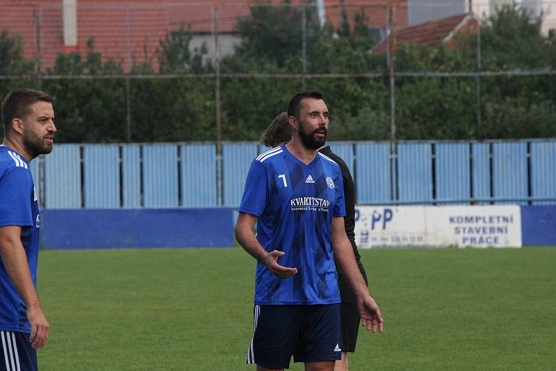 Fotbalisté Kunovic (žluté dresy) v 5. kole krajské I. A třídy skupiny B podlehli favorizovaným Zborovicím 1:2.