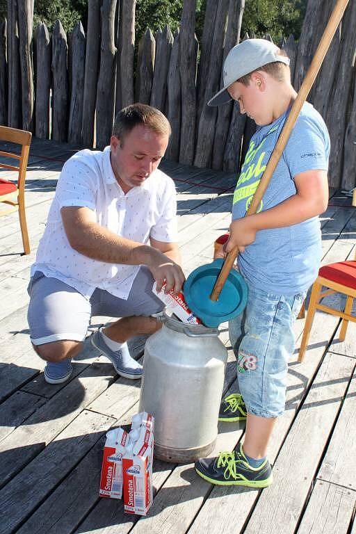 Skanzen na Modré provoněl med, medovina a máslo 