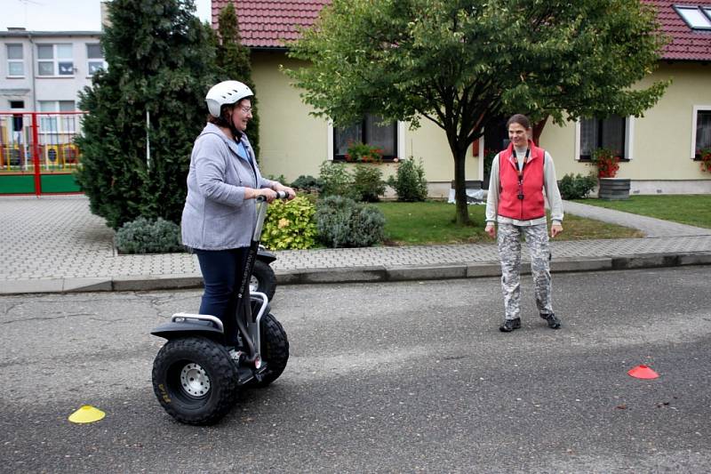 Před huštěnovickým muzeem se v sobotu odpoledne uskutečnil šestý ročník Moštování ovoce.