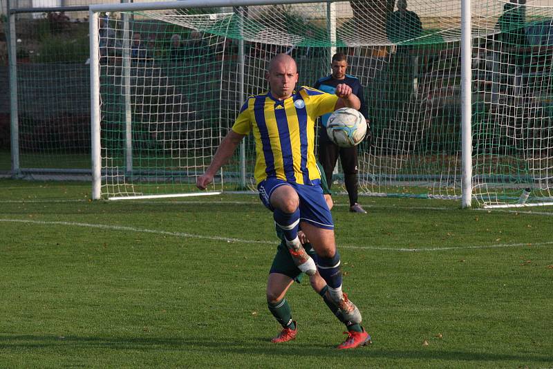 Fotbalisté Nivnice (zelené dresy) v 10. kole krajské I. A třídy skupiny B doma zdolali Buchlovice 2:0.