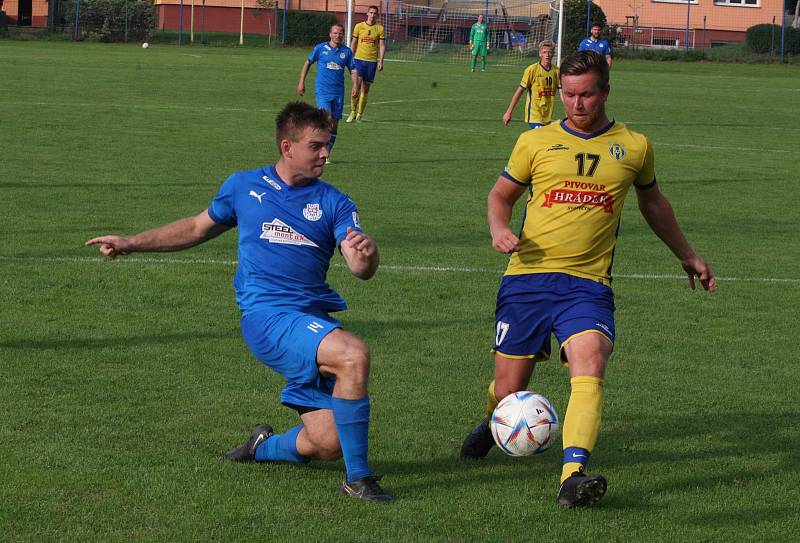 Fotbalisté Starého Města (žluté dresy) zdolali ve šlágru 4. kola I. B třídy sk. C domácí Ořechov 4:0.