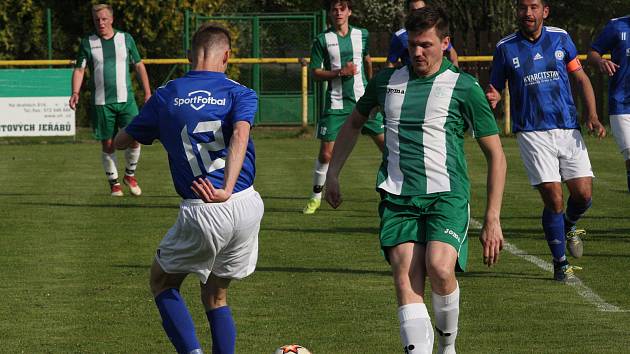 Fotbalisté Ostrožské Nové Vsi (zelené dresy) se ve 20. kole krajské I. B třídy skupiny C utkali s vedoucími Zborovicemi.