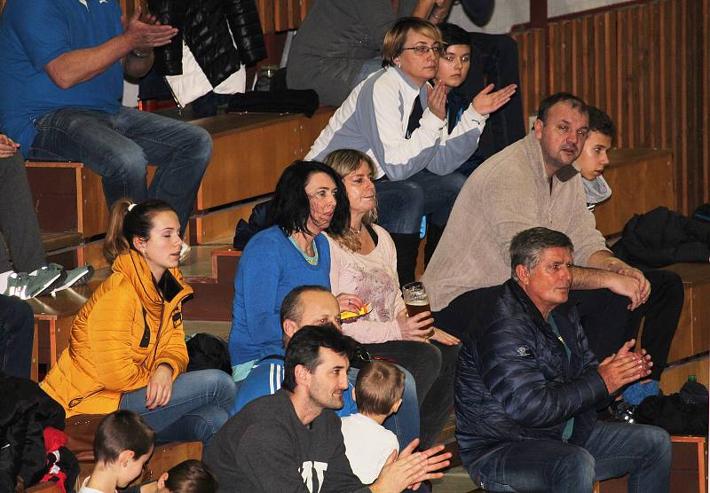 Volejbalisté VSK Staré Město (v modrém) rozehráli čtvrtfinále playoff proti MFF Praha. Po úvodních dvou zápasech je stav série 1:1.