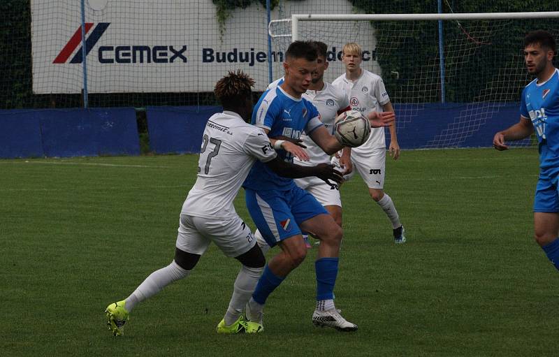 Fotbalisté Slovácka B (bílé dresy) v páteční předehrávce 32. kola MSFL remizovali na hřišti v Kunovicích s juniorkou Ostravy 2:2.