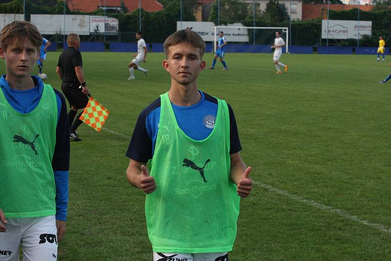 Fotbalisté Slovácka B (bílé dresy) v páteční předehrávce 32. kola MSFL remizovali na hřišti v Kunovicích s juniorkou Ostravy 2:2.