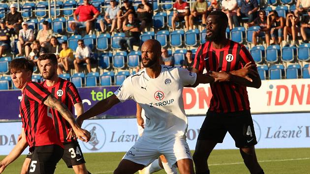 Fotbalisté Slovácka (bílé dresy) se loni v Evropské konferenční lize utkali s bulharským celkem Lokomotiv Plovdiv.