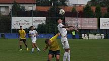 Fotbalisté Kroměříže (žluté dresy) v 8. kole MSFL remizovali v Kunovicích s domácím Slováckem B 3:3.