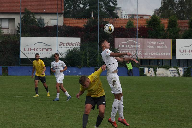 Fotbalisté Kroměříže (žluté dresy) v 8. kole MSFL remizovali v Kunovicích s domácím Slováckem B 3:3.