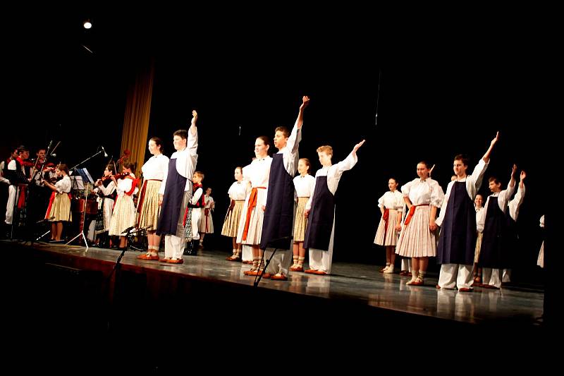 Třináct dětských folklorních souborů roztleskalo čtyři stovky diváků.