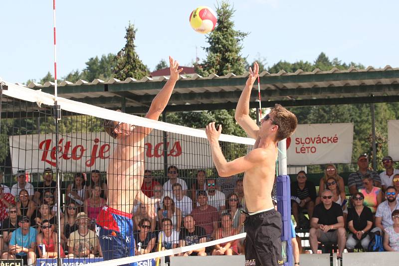 Přední český plážový volejbalista David Schweiner slavil na exhibici v Uherském Hradišti zaslouženou výhru, když v rámci Slováckého léta se svým trenérem Andreou Tomatisem porazil narychlo sestavený pár Filip Habr - Adam Štoček 2:0 na sety.