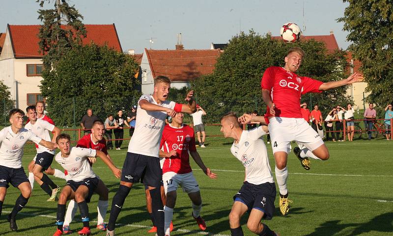Derby fotbalistů Uherského Brodu (červené dresy) s béčkem Slovácka