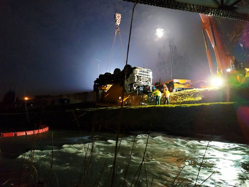 Jako pírko vynesl obří jeřáb z řeky Olšavy domíchávač plný beton