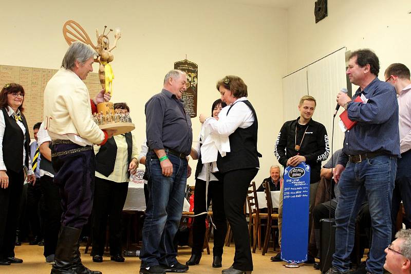 Veselá nálada vládla v sobotu večer při ochutnávání pálenek a vyhodnocení 18. ročníku soutěže Včelarská baňka.