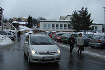 Problémy s parkováním u pobočkay Univerzity Jana Amose Komenského ve St. Hrozenkově by měly skončit.