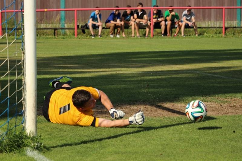 Někdejší ligový obránce Miloslav Penner (v tmavém) poznal, jak bolí fotbal v okresním přeboru. Jeho Hluk B navíc na hřišti Slovácka C prohrál 1:3.