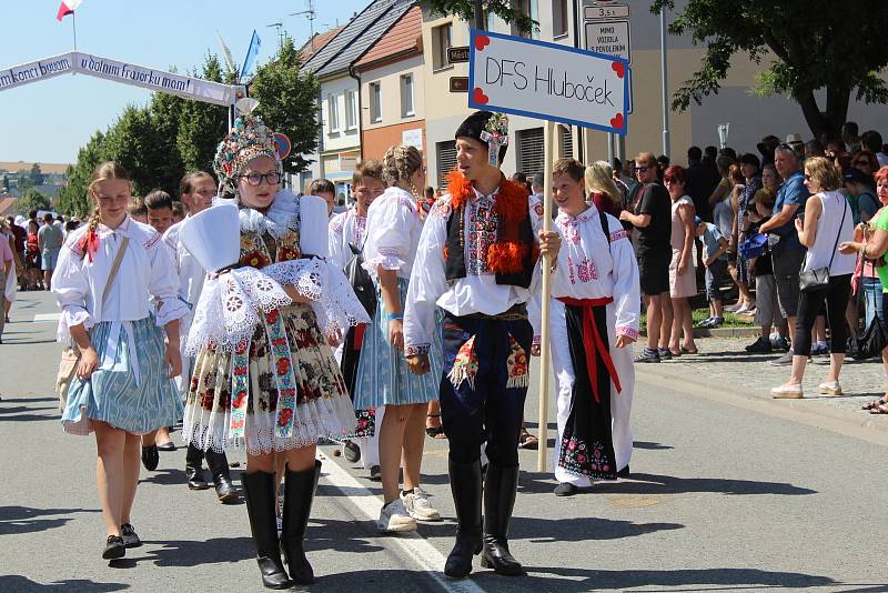 Po pěti letech projela Hlukem jízda králů. Na snímcích slavnostní průvod družiny i folklorisů městem.