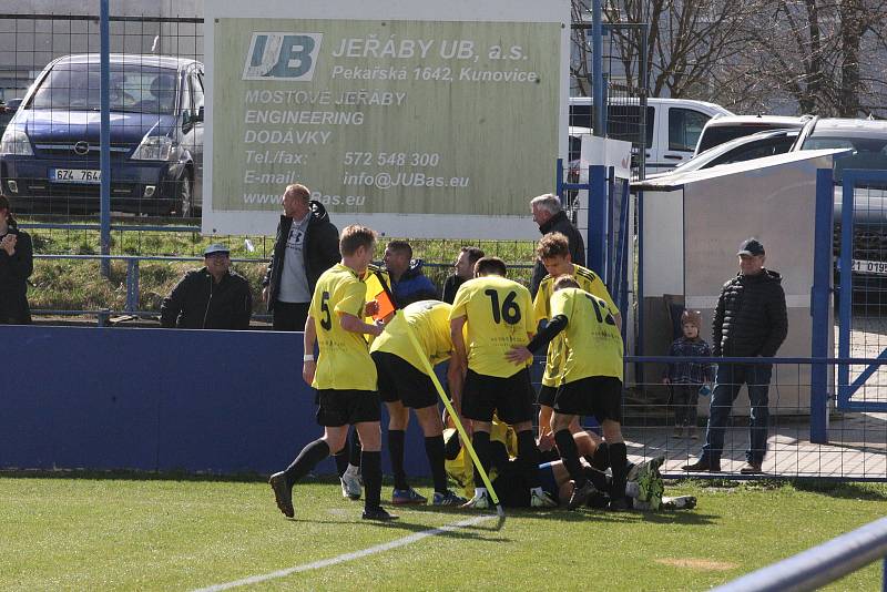 Emotivní derby v Kunovicích přineslo dva góly, čtyři červené karty a remízu 1:1.