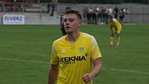 Fotbalisté Nivnice (žluté dresy) vstoupili do nové sezony domácím třaskavým derby se sousedním Dolním Němčí.