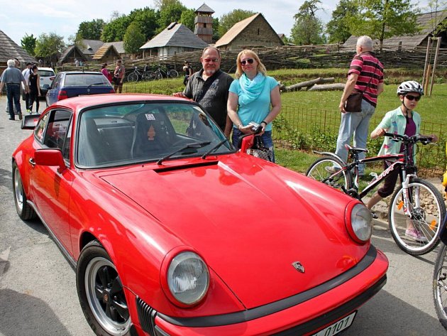 Vozy značky Porsche parkovaly před Archeoskanzenem Modrá u Velehradu