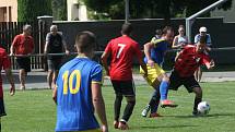 Fotbalisté Prakšic (modré dresy) vstoupili do nové sezony domácí výhrou nad Babicemi 1:0.