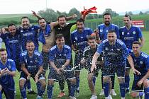 Fotbalisté Zborovic (modré dresy) zvítězili ve Slavkově 4:1 a v předstihu si zajistili vítězství v soutěži.