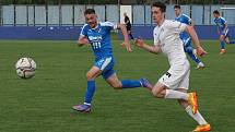 Fotbalisté Slovácka B (bílé dresy) v páteční předehrávce 32. kola MSFL remizovali na hřišti v Kunovicích s juniorkou Ostravy 2:2.