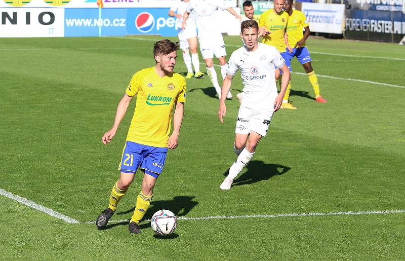 Fotbalisté Slovácka (bílé dresy) zakončili ligovou sezonu v derby se sousedním Zlínem.