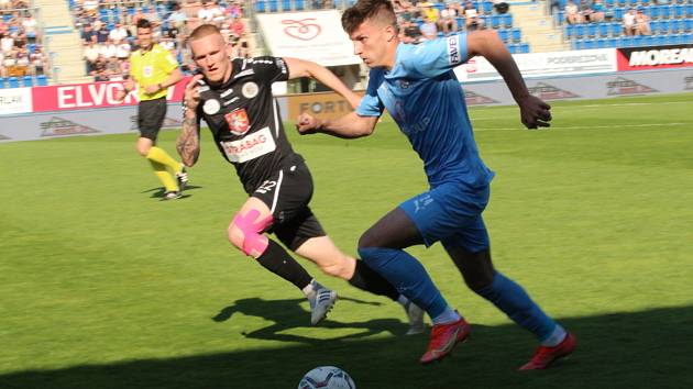 Fotbalisté Slovácka (modré dresy) zakončili minulou ligovou sezonu proti Hradci Králové.