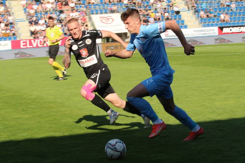 Fotbalisté Slovácka (modré dresy) zakončili sezonu v neděli doma proti Hradci Králové.