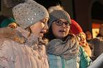 I na uherskohrdišťském Masarykově náměstí před kavárnou Jiné Café se sešly stovky zpěváků, aby si šesticí koled připomněly atmosféru Vánoc na akci Česko zpívá koledy.