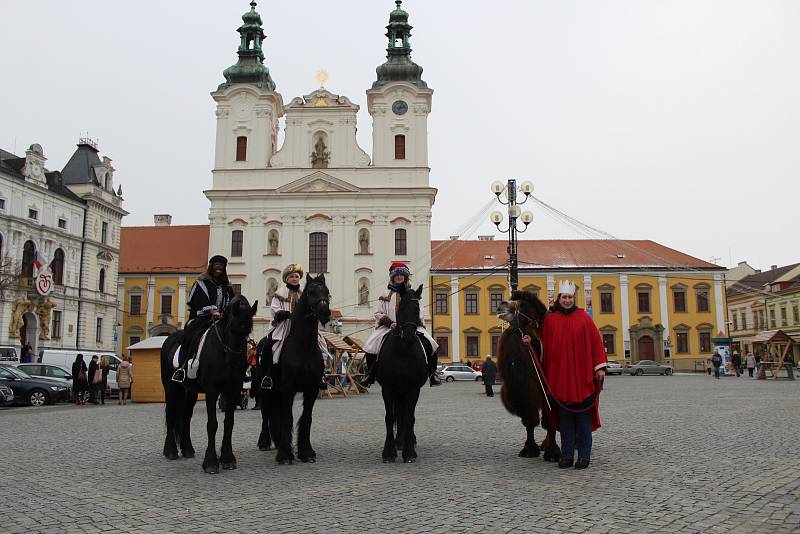 Tři králové na fríských koních z Ranče Nevada projeli Masarykovým náměstím v Uherském Hradišti, čímž symbolicky odstartovali charitativní Tříkrálovou sbírku. Letos je také doprovodil velbloud Paša.