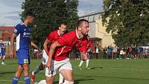 Fotbalisté Uherského Brodu (červené dresy) ve 2. kole MOL Cupu podlehli druholigové Jihlavě 1:2 a v poháru končí.