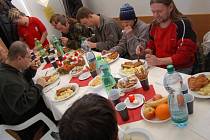 Stejně jako loni i letos mohou lidé bez domova v Uherském brodě počítat s obědem na Charitě. 
