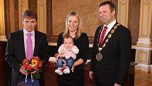 V obřadní síni uherskohradišťské radnice předal starosta Stanislav Blaha při slavnostním ceremoniálu poukaz na deset tisíc korun rodičům Romanovi Zálešákovi a Jitce Mikušové, kterým se narodil první občánek města v roce 2017 Lukáš Zálešák.